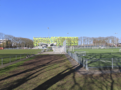 902957 Gezicht over het sportpark Welgelegen (Grebbeberglaan) te Utrecht, vanaf de Krikkelaan.